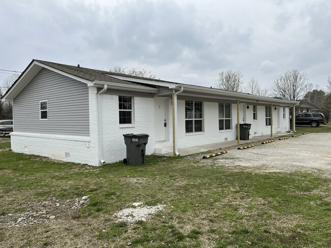 Building Photo - Newly Remodeled 2 Bedroom, 1 Bathroom Triplex