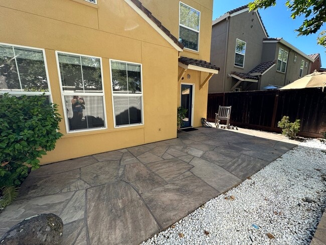 Building Photo - Hamilton 3+bd/2.5bth Townhome w/Den