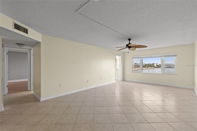 Building Photo - 4775 Cove Cir