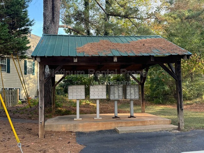 Building Photo - 1804 Pine Tree Dr