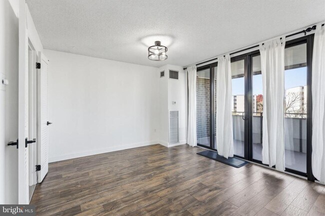 Building Photo - 250 S Reynolds St