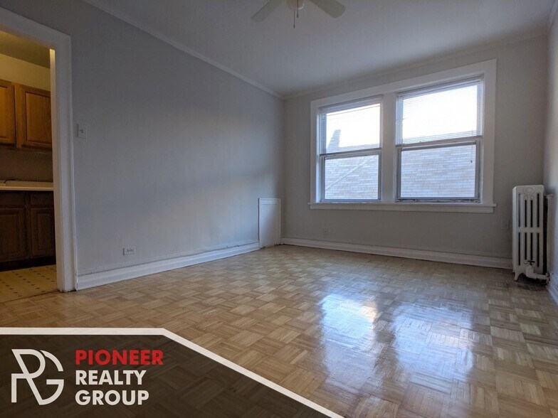 Building Photo - 711 W Belmont Ave