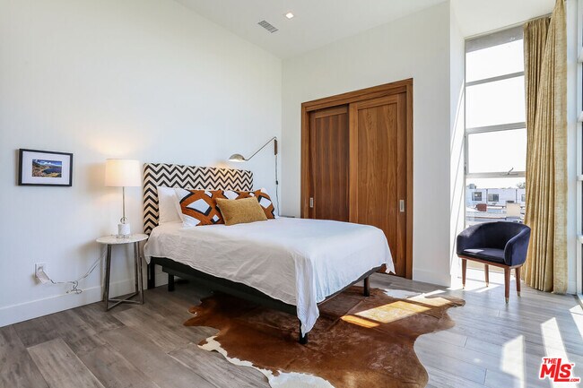 Building Photo - 912 N Crescent Heights Blvd