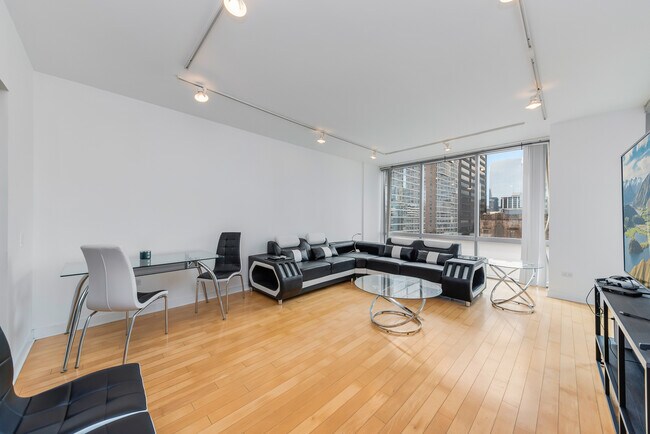 Building Photo - 8 E Randolph St