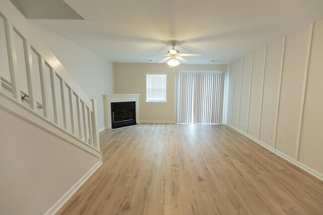 Building Photo - Beautifully Updated 2-Bedroom, 2.5-Bath Townhome in Greensboro