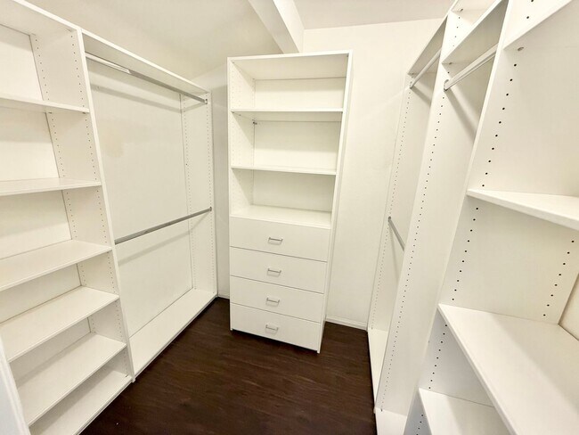 Building Photo - Beautiful 3 bed/3 bath In Costa Mesa