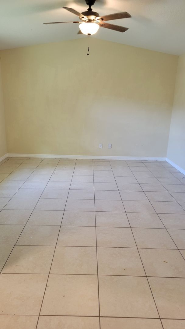 Building Photo - Annual unfurnished 2/1 half duplex in Sara...