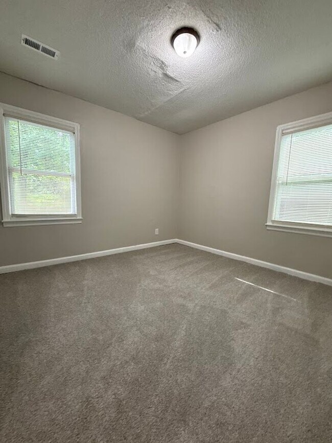 Building Photo - 3 Bed 1 Bath in Atlanta! $500 off for the ...