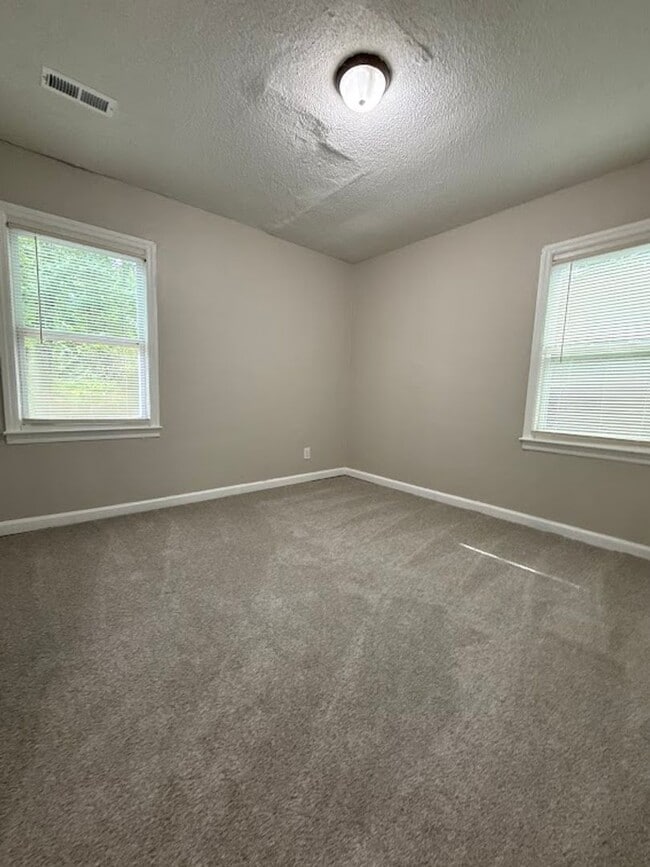 Building Photo - 4 Bed 1 Bath in Atlanta! $500 off for the ...