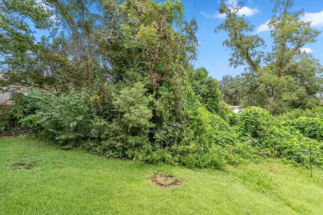Building Photo - 1 bedroom and 1 bathroom in a 3x3 duplex STEPS AWAY FROM CAMPUS