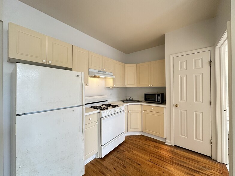 Building Photo - 909 W Dakin St