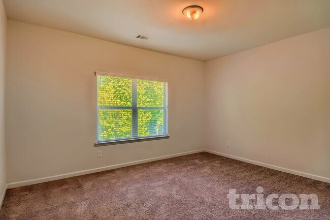 Building Photo - 136 Charolais Dr