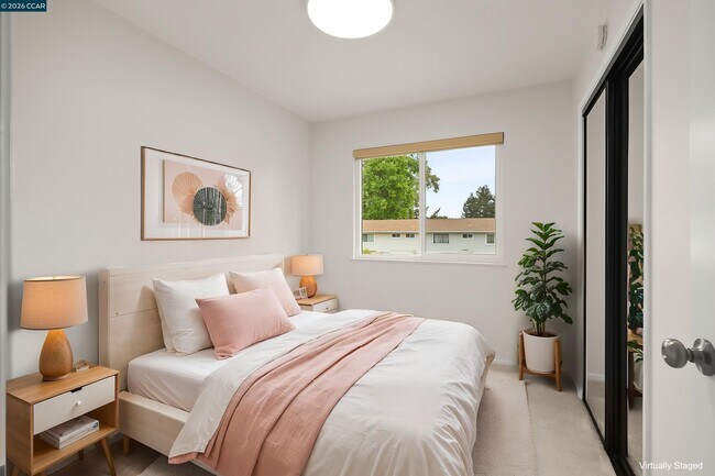 Building Photo - 560 La Copita Ct