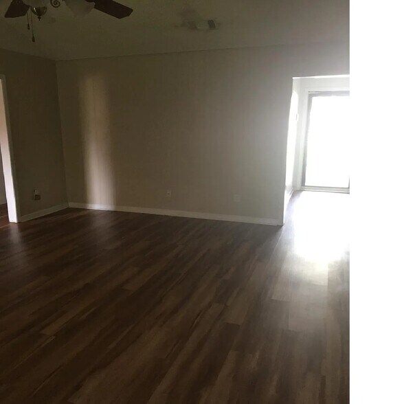Livingroom towards entrance - 10980 Forest Gln