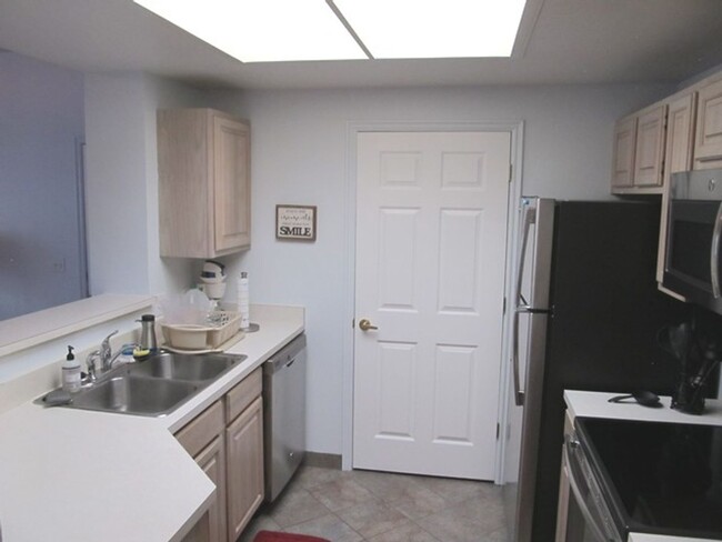 Building Photo - Highly Desirable 1BR Canyon Creek Club Condo