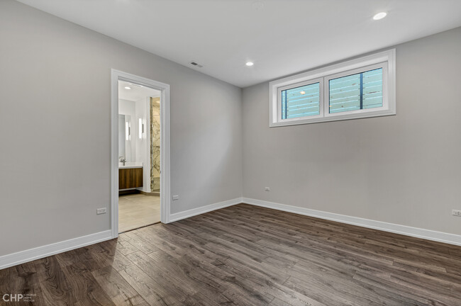 Building Photo - 1328 W Hubbard St
