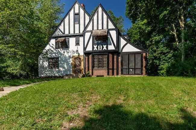 Building Photo - 618 S Harvey Ave