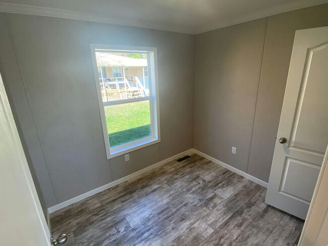 Building Photo - 129 Zimmer Dr W