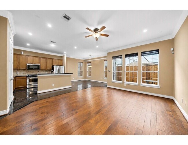 Building Photo - 2927 Clinton Dr