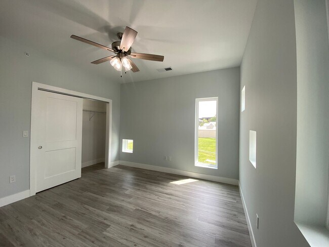 Building Photo - 132 E University Ave