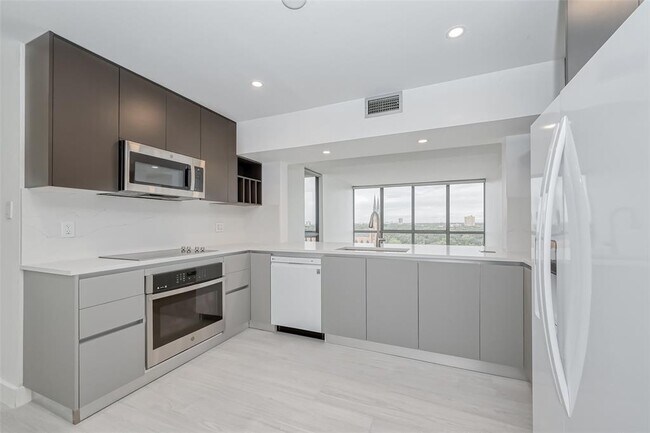 Building Photo - 5001 Woodway Dr