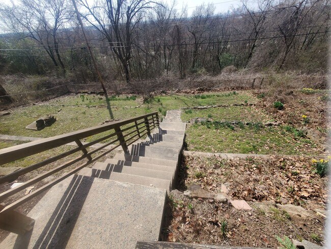 Building Photo - Call Peggy 501 676 1758