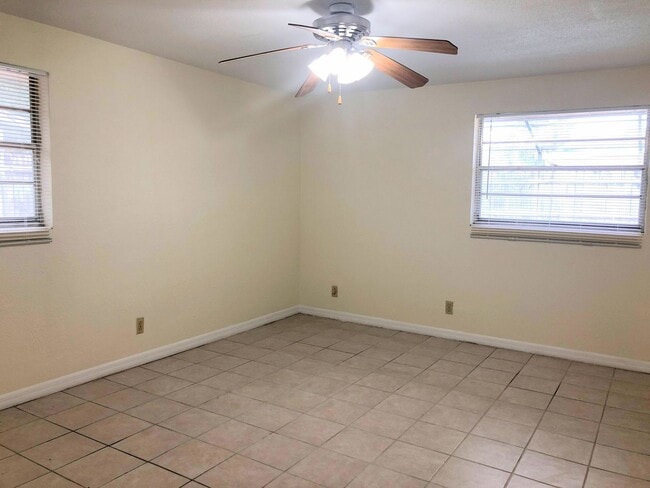 Building Photo - Large 3 Bedroom 2 Pool Home in Daytona Beach!