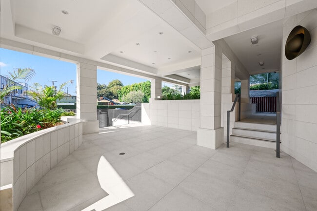 Building Photo - The Georgian Studio City