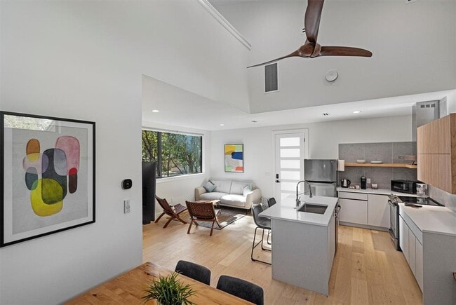 Building Photo - 1100 Romeria Dr