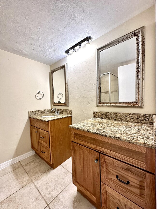 Building Photo - 805 8th Way