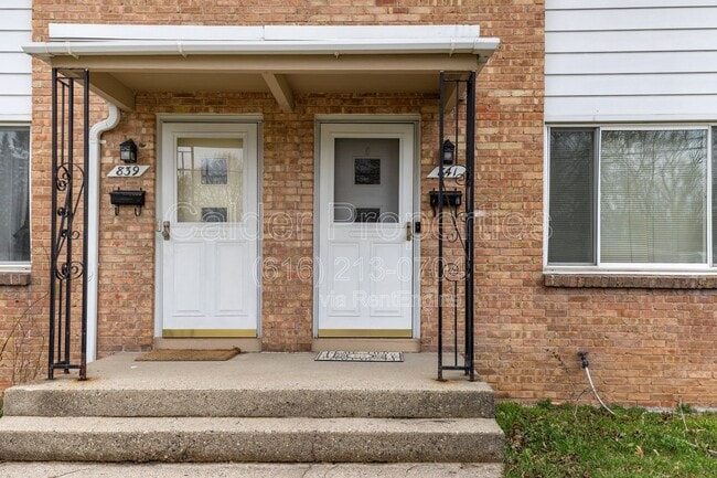 Building Photo - 841 Houseman Ave NE