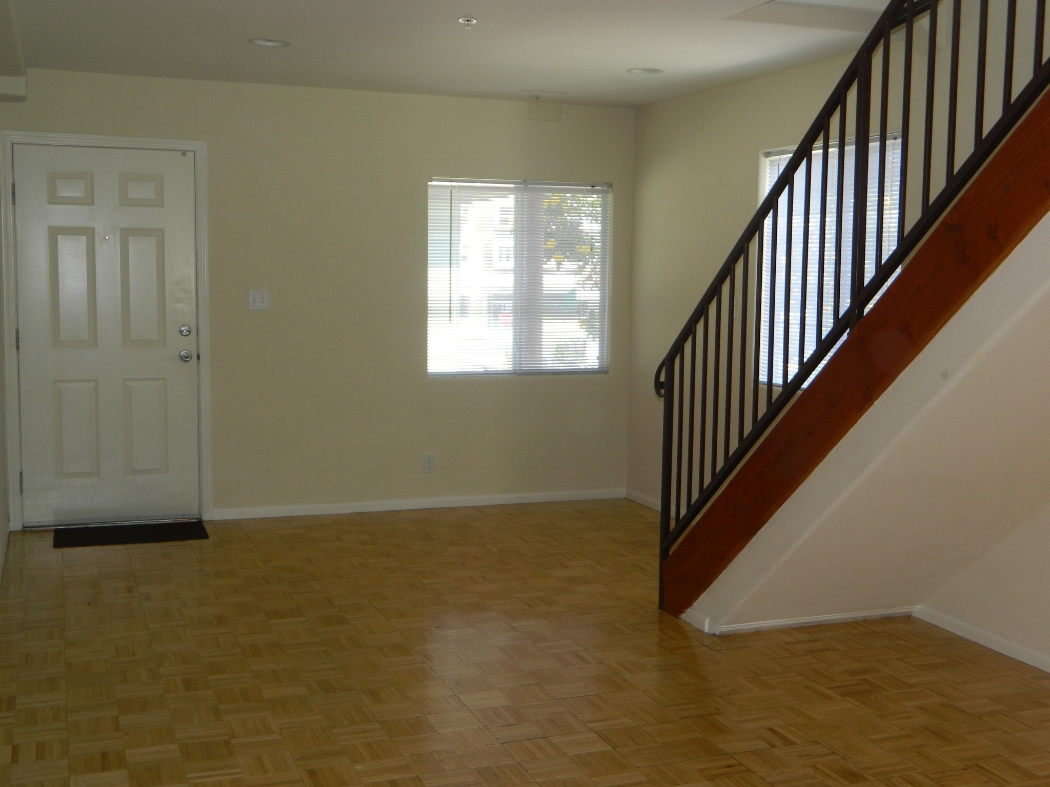 Building Photo - 6136 Eleanor Ave