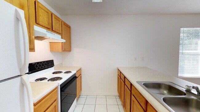 Building Photo - Coastal Comfort Awaits: Spacious 2-Bed, 2-Bath Retreat in Fort Walton Beach!