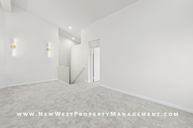 Building Photo - Newly renovated 2-bedroom UTC townhome in the coveted Andria of Renaissance at La Jolla community...