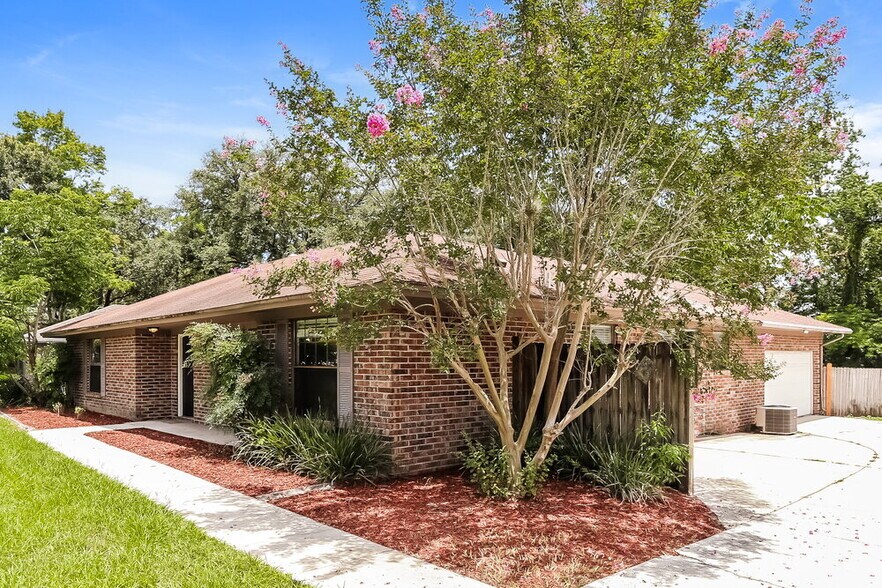 Building Photo - 2553 Sandlewood Cir
