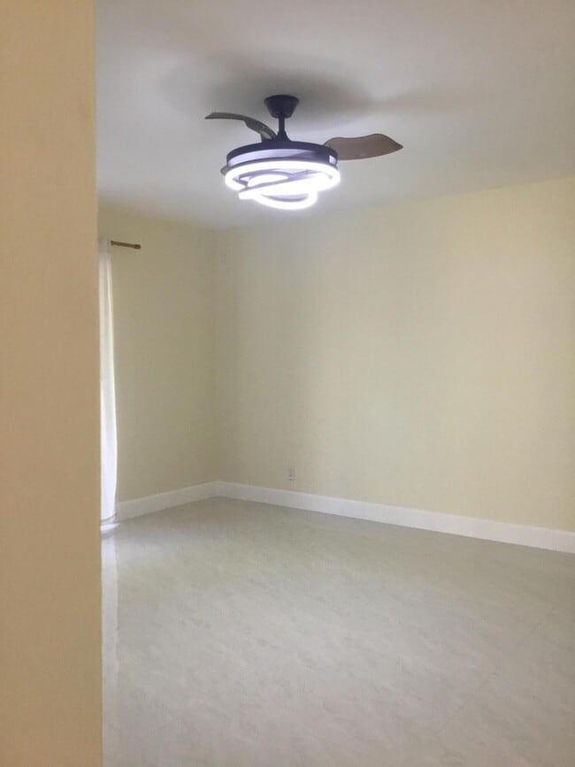 Building Photo - 1094 Raintree Ct