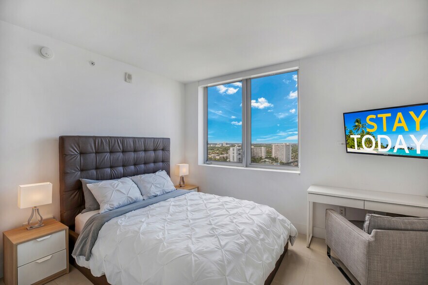 Building Photo - 2600 E Hallandale Beach Blvd
