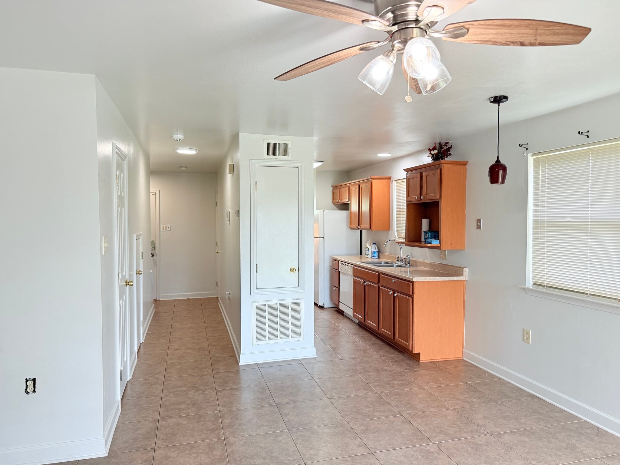 Building Photo - 3563 Kings Dr
