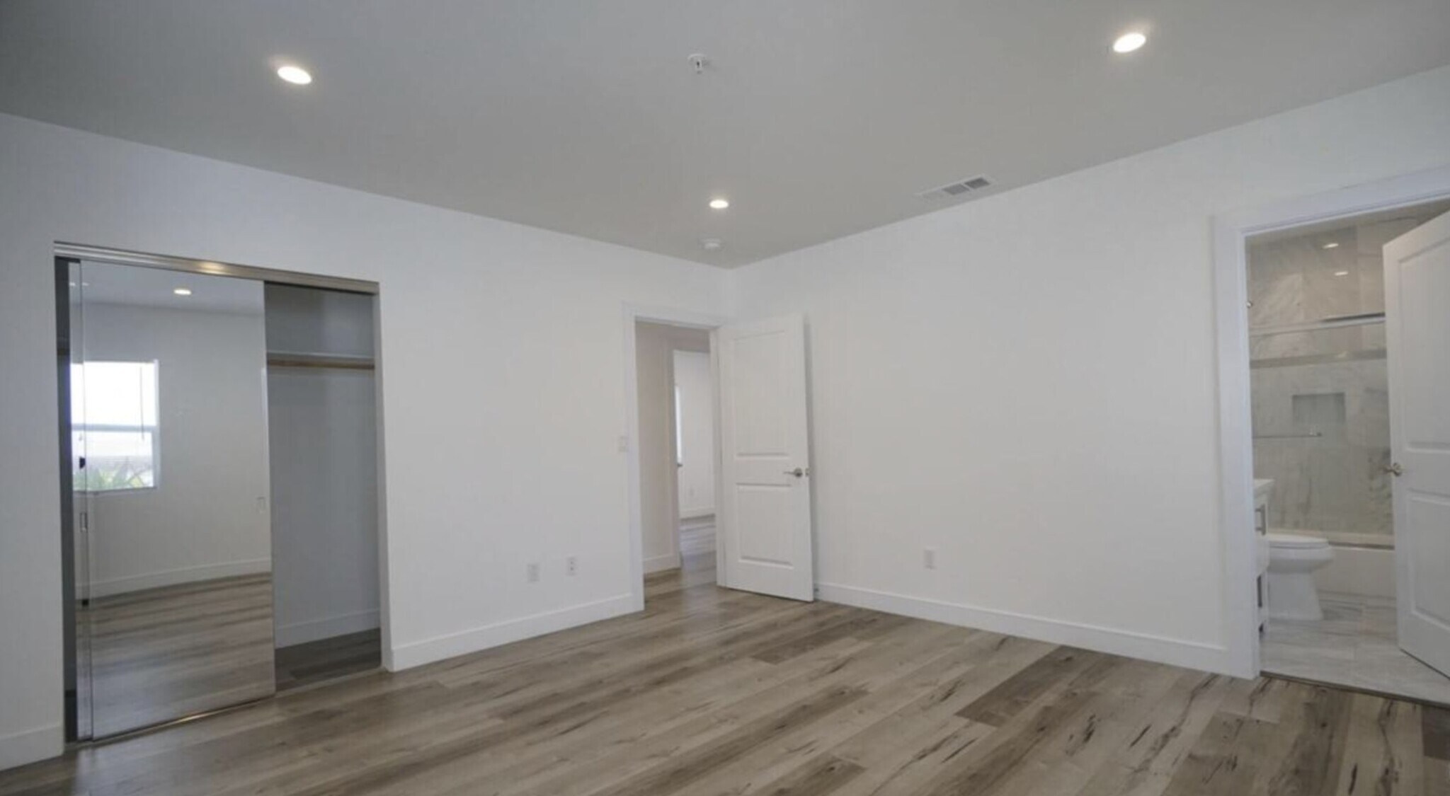 Building Photo - 1121 W 39th Pl
