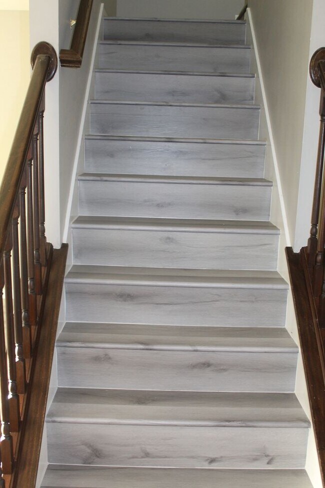 Building Photo - Spacious 5 Bedroom Home in Avon.