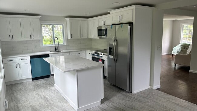 Building Photo - 10 Maple Way