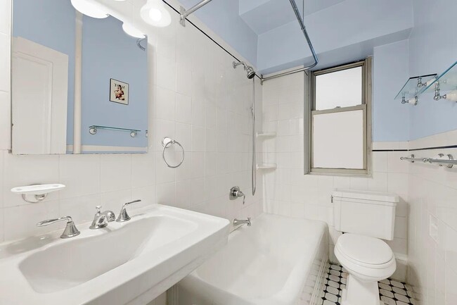 Building Photo - 400 Riverside Dr