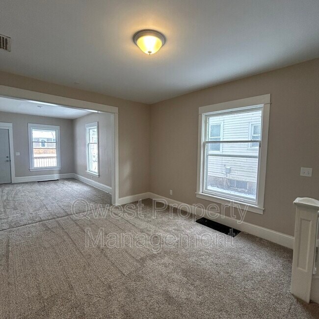 Building Photo - 218 Travis St NE