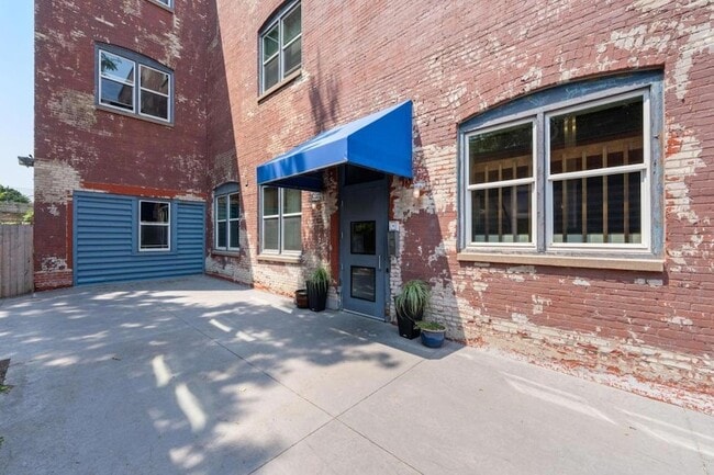 Building Photo - 215 7th St NE