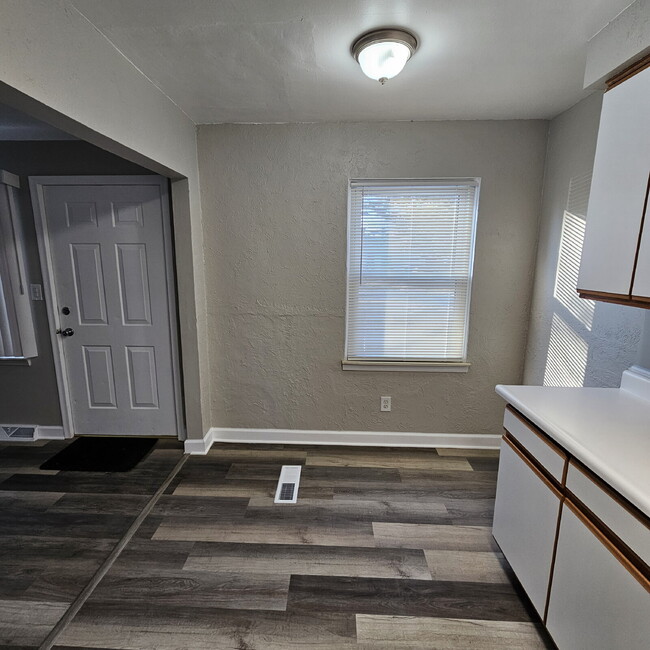 Building Photo - 3 Bedroom, 1 Bath Ranch w/ Fresh Updates Throughout. Spacious Living Room w/ New Laminate Floorin...