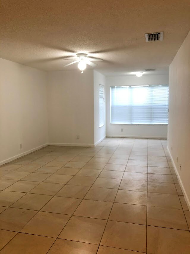 Living room - 3380 Pinewalk Dr N