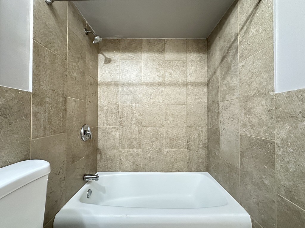 Building Photo - 5820 N Sheridan Rd