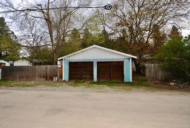 Building Photo - Central CDA rancher 2 bed 1 bath with 2 ca...
