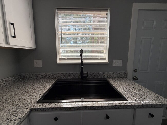 Building Photo - 1/2 off one month!!!  Call for details, Section 8!!! Charming 2-Bed Sanctuary in Huntsville – Coz...