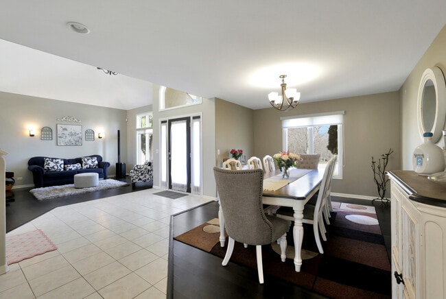 Building Photo - 2655 Molitor Rd